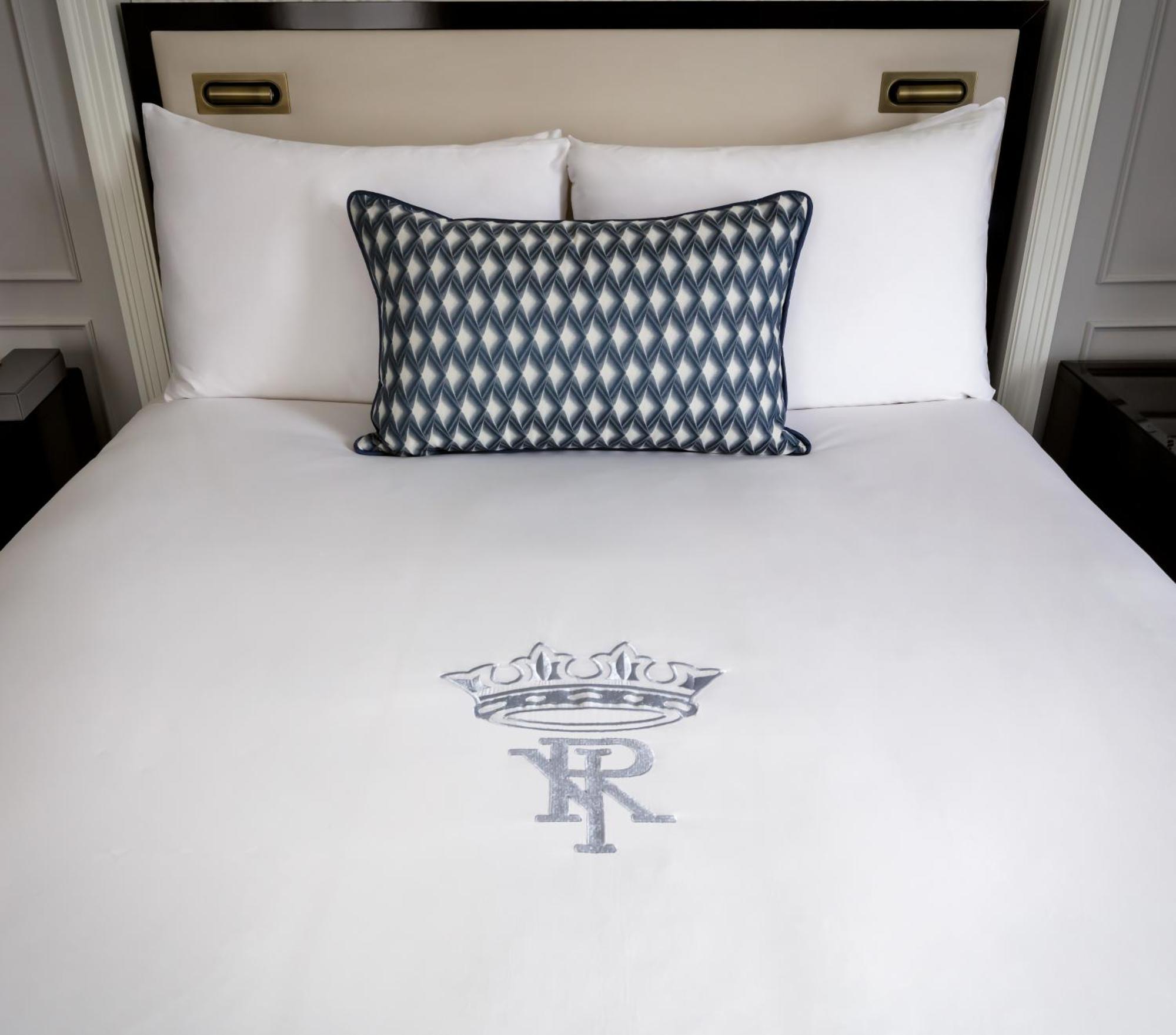 แฟร์มอนต์ รอยัล ยอร์ก Hotel โตรอนโต ภายนอก รูปภาพ A bed with the hotel's monogram